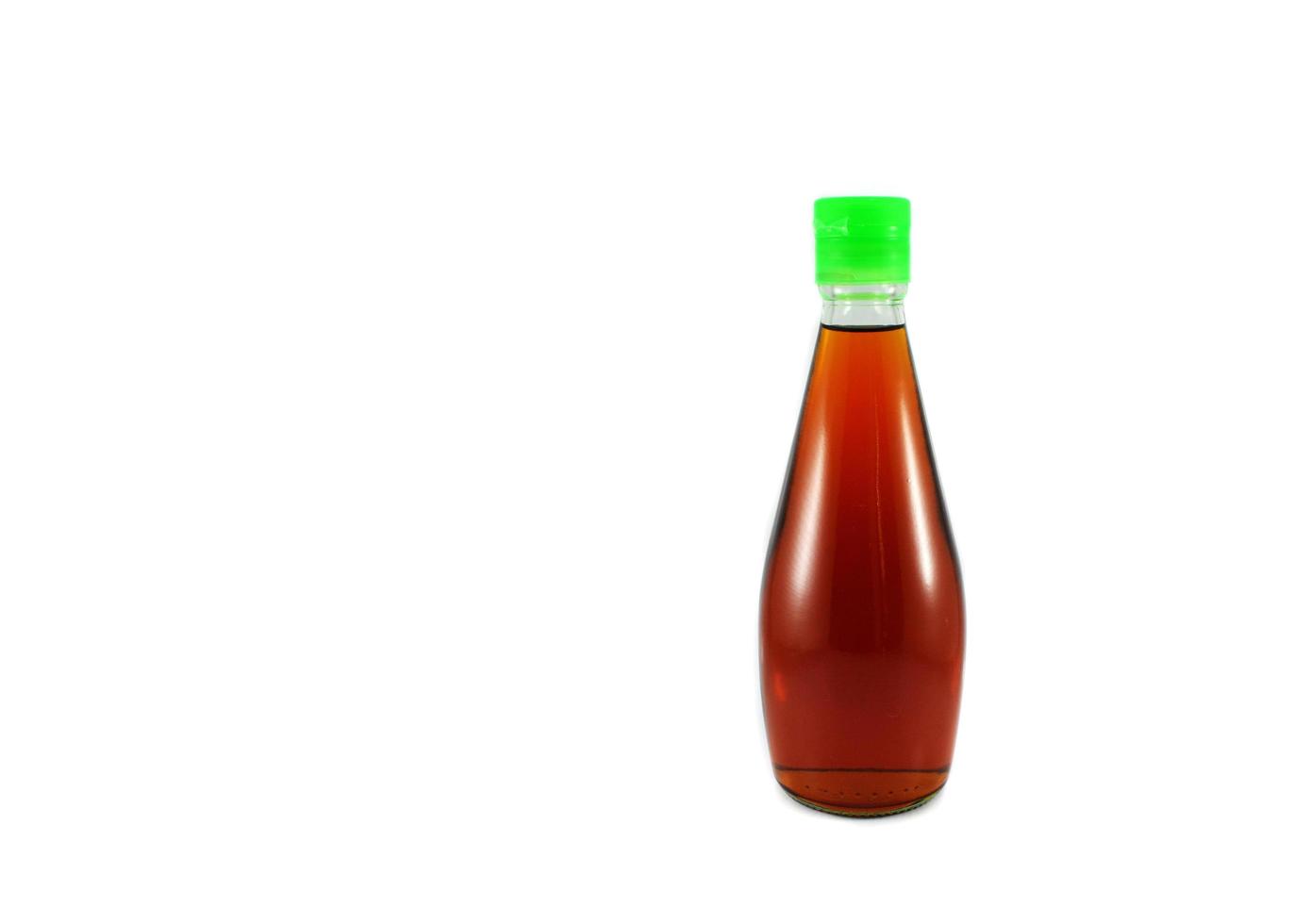 Botella de vidrio salsa de pescado aislado sobre fondo blanco. foto