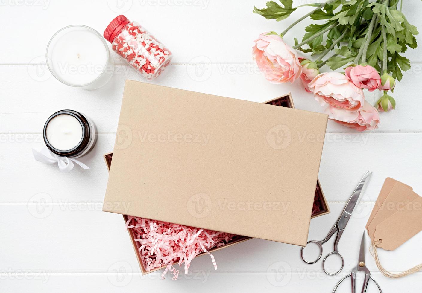 textura de material de embalaje de papel rosa triturado en una caja artesanal, diseño de maqueta foto