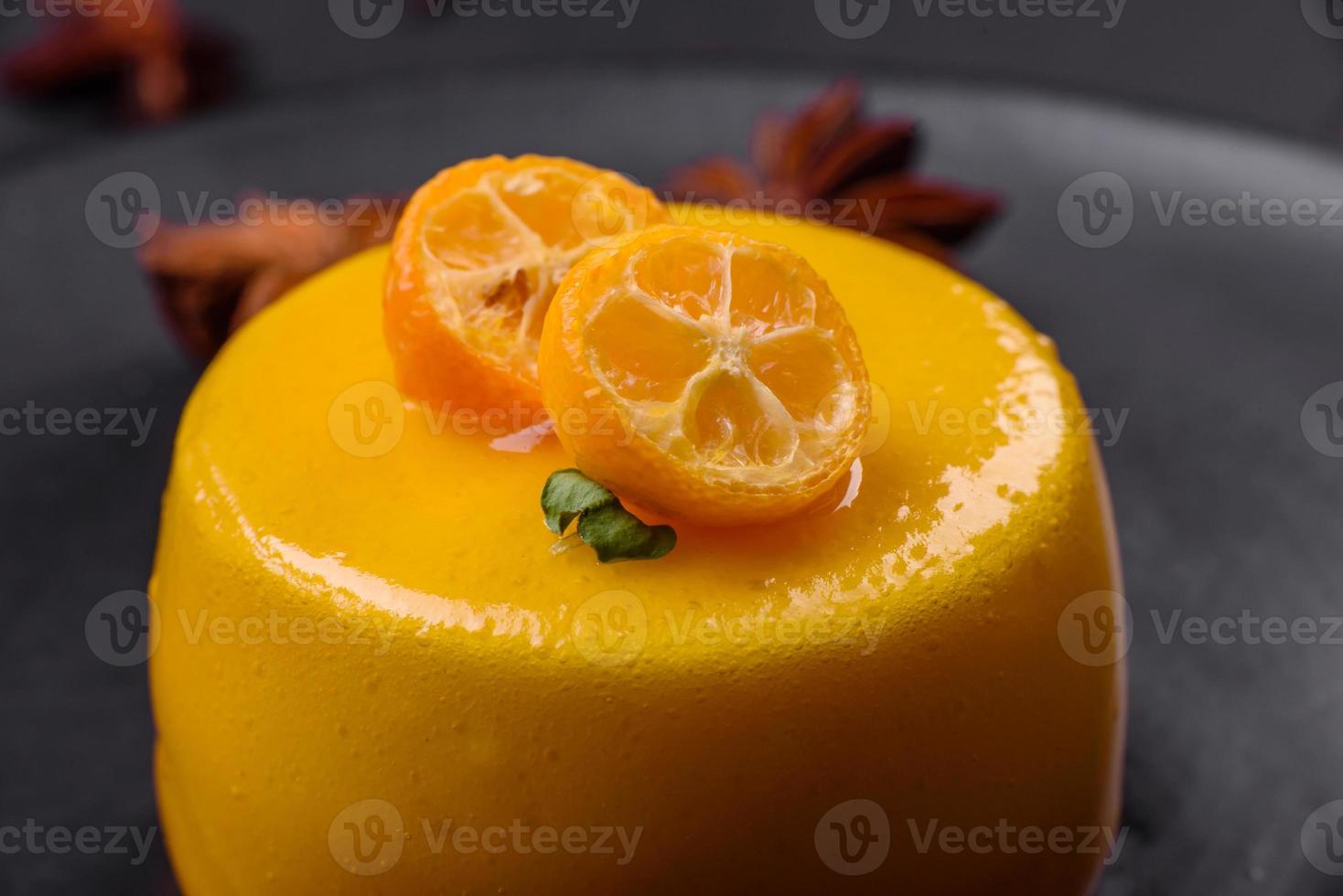 deliciosa tartaleta fresca con relleno de cítricos y decorada con maracuyá foto