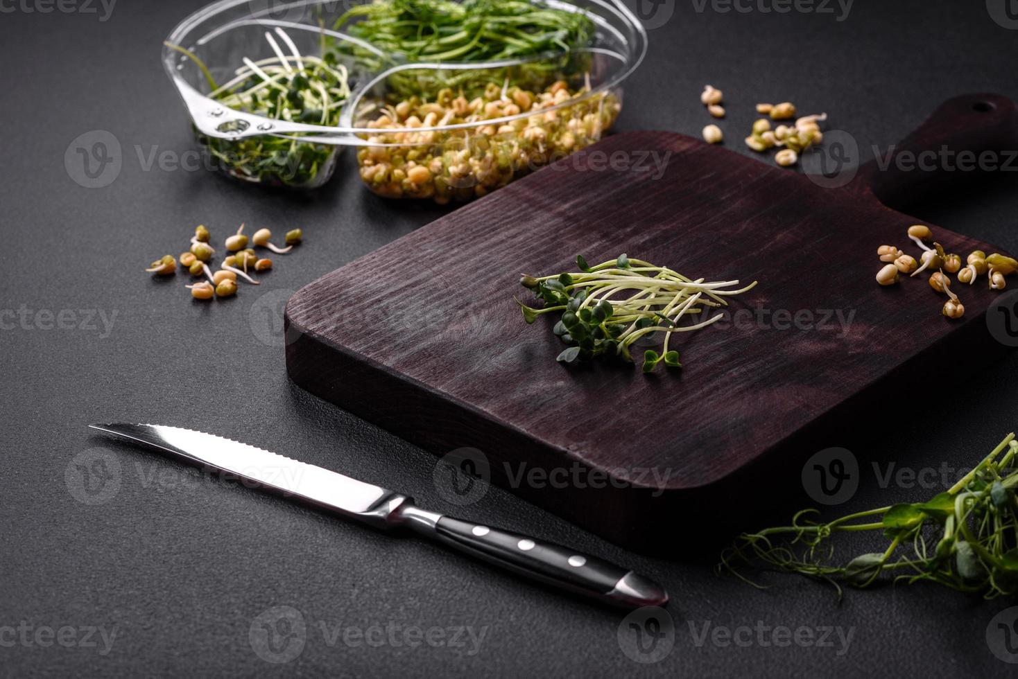 un conjunto o una mezcla de microvegetales de guisantes, mostaza y frijol mungo germinados en una caja de plástico en porciones foto