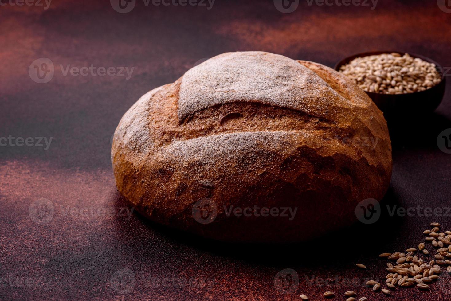 hermoso y delicioso pan blanco de forma redonda recién horneado foto