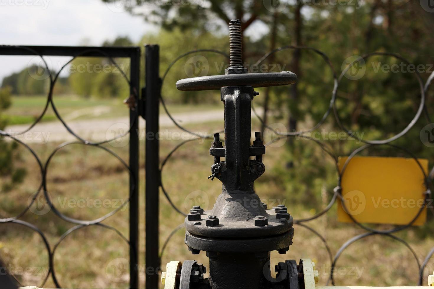 tuberías y válvulas de gas amarillas al aire libre. equipo de gases copie el espacio para el texto. foto de alta calidad