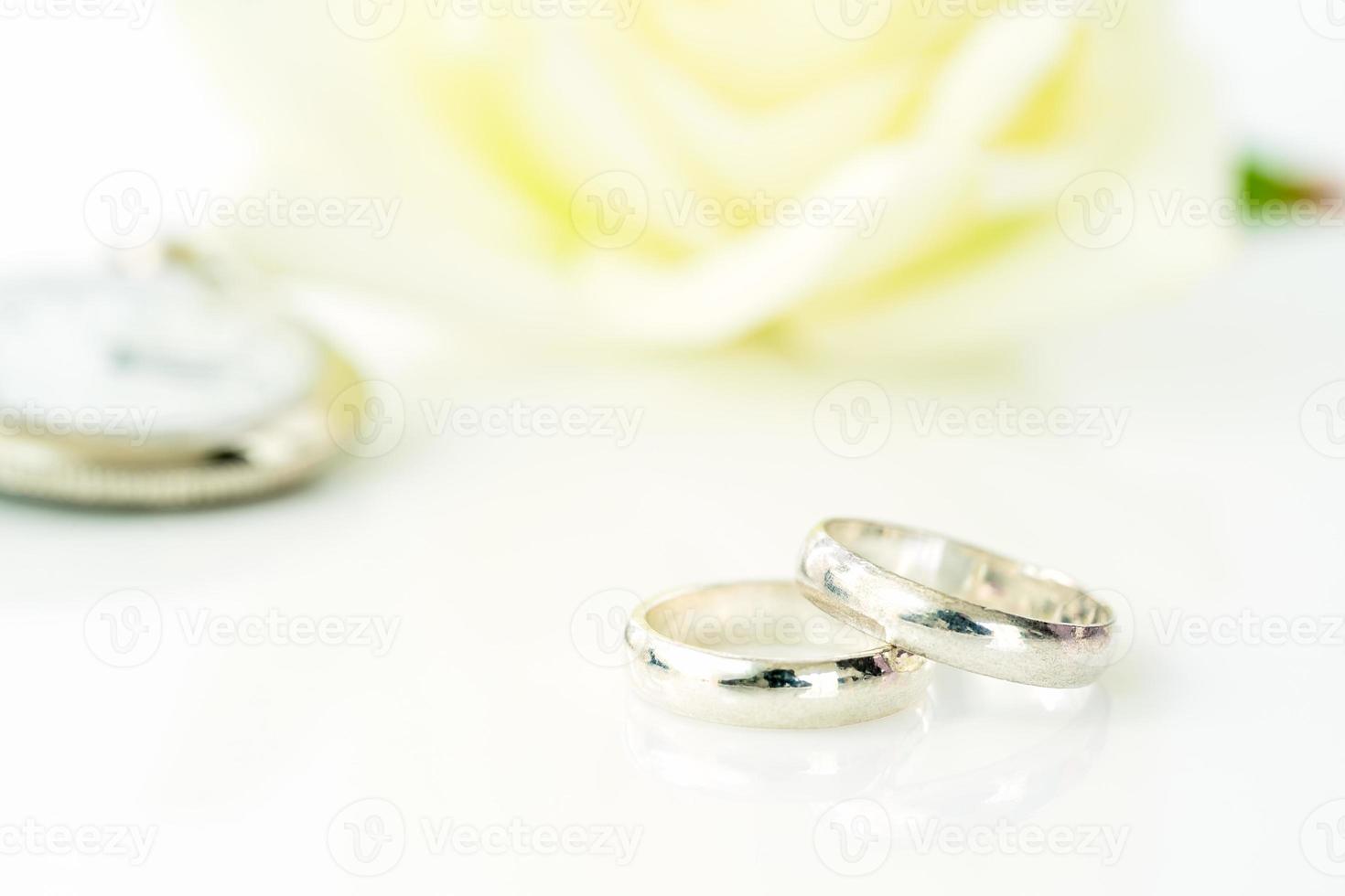 anillo de bodas y rosa blanca foto