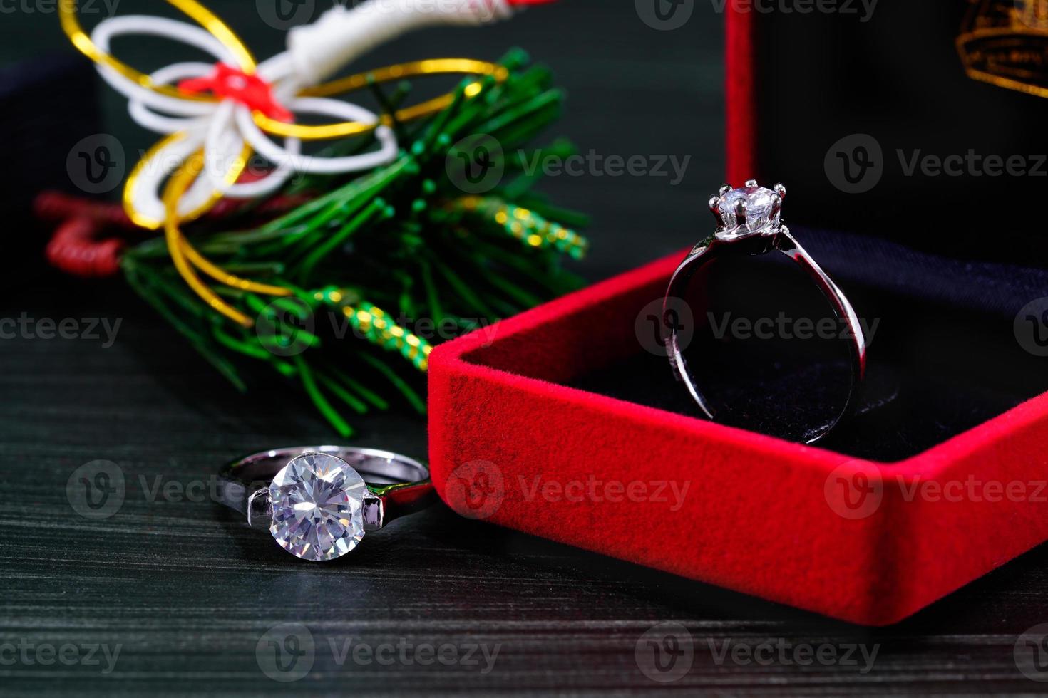 anillo de diamantes en joyero rojo foto