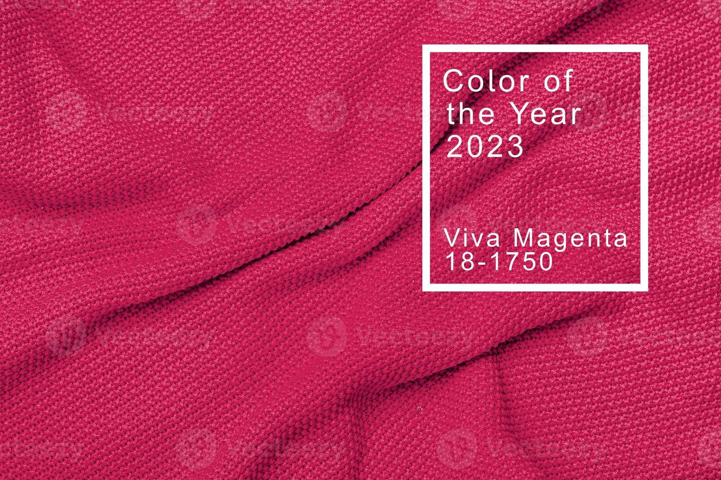 la textura del suéter de punto cálido. hermoso patrón repetitivo de punto hecho a mano. demostrando el color pantone del año 2023 viva magenta foto