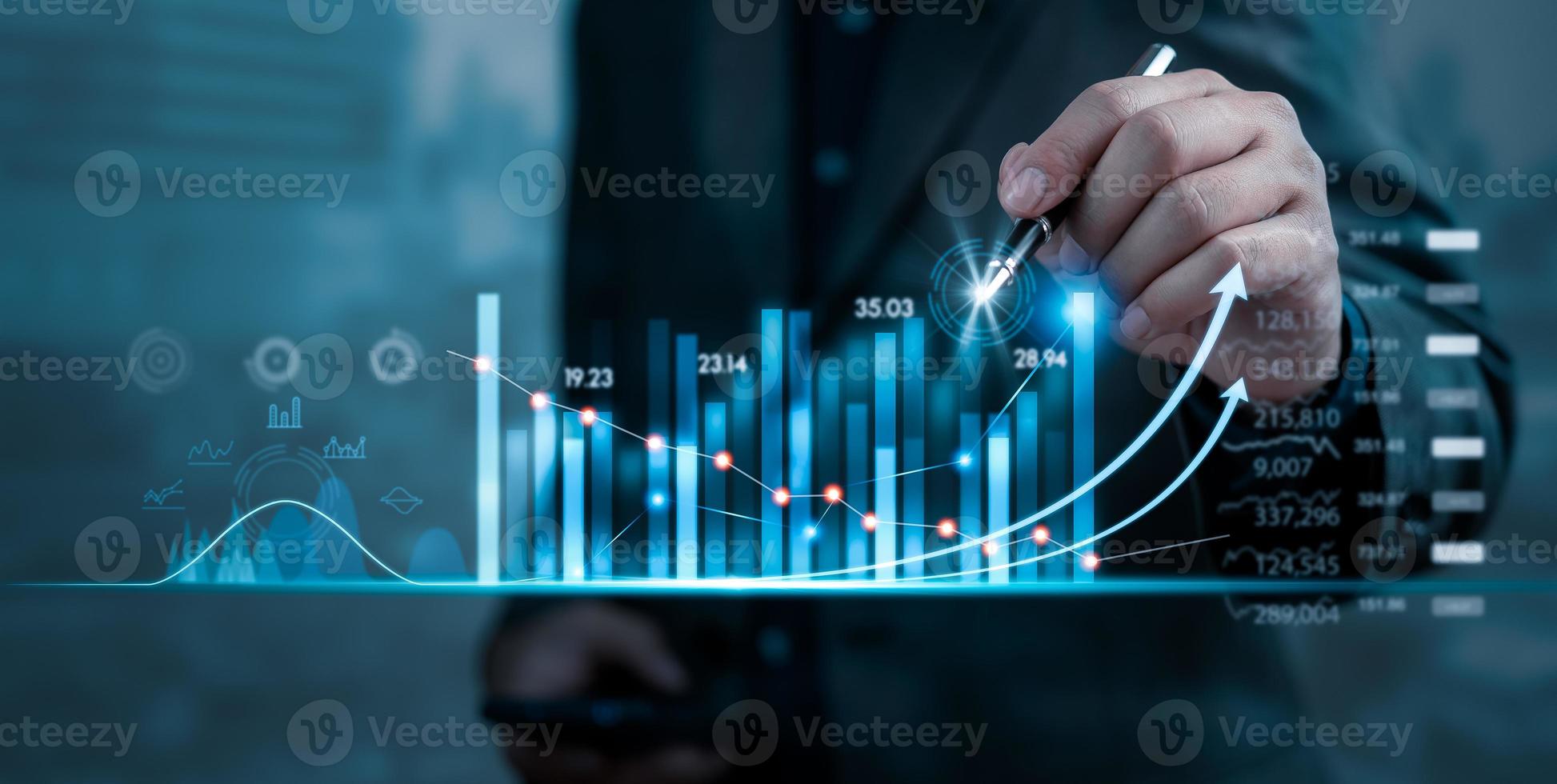 hombre de negocios que sostiene el gráfico de crecimiento de la pluma y el progreso de los negocios y analiza la planificación y estrategia de datos financieros y de inversión, el mercado de valores, el progreso o el concepto de éxito. foto