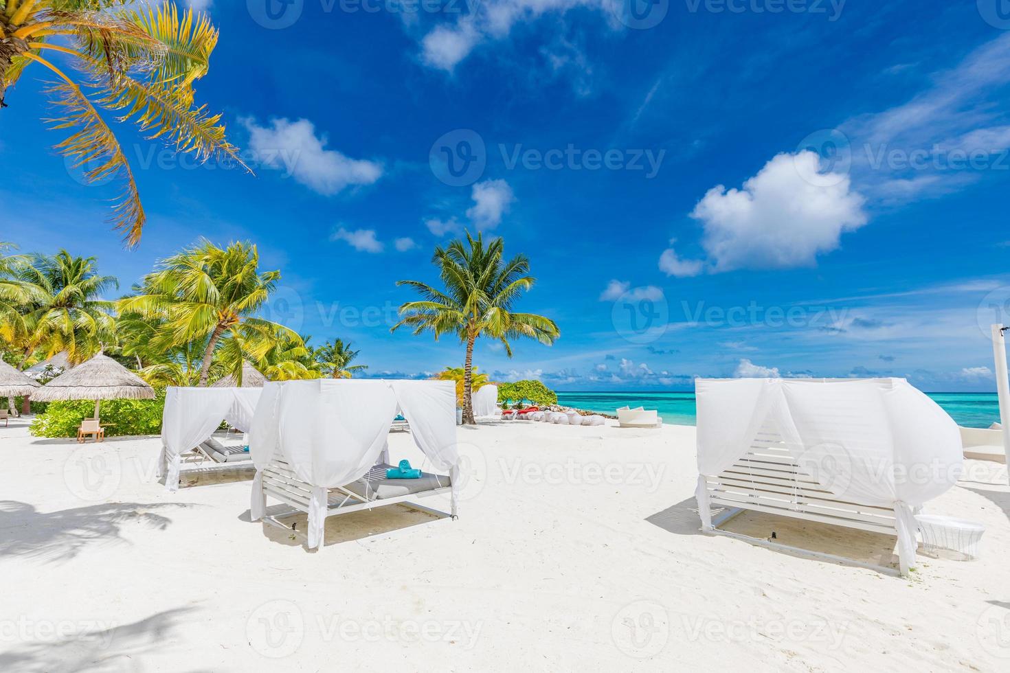 increíble escena de playa tropical con dosel blanco y cortina para un lujoso concepto de relajación de verano. cielo azul con arena blanca para el fondo del paisaje de la playa soleada y vacaciones de verano o diseño de vacaciones foto