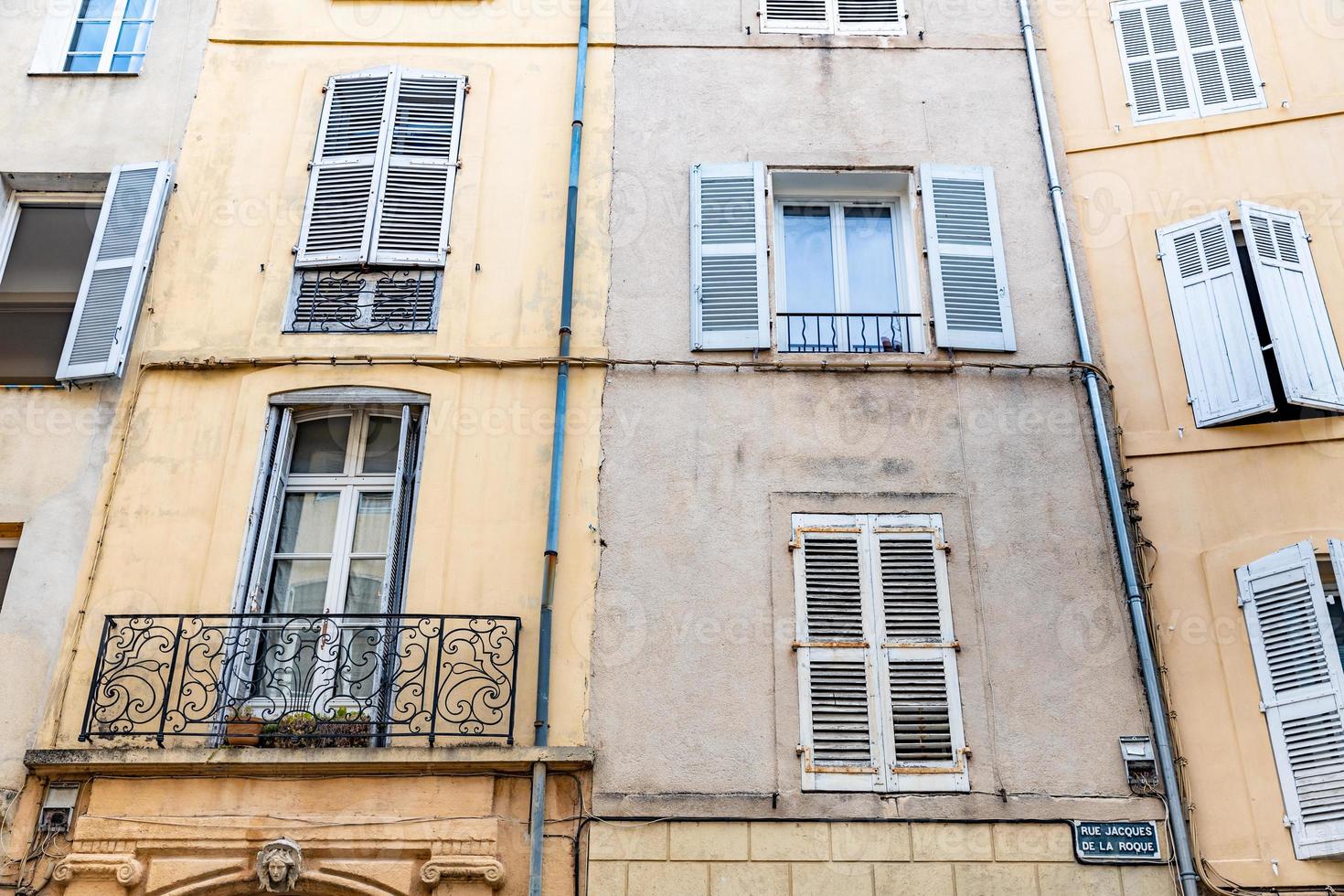 vista de calles. acogedora calle idílica con puertas y paredes coloridas. sur tradicional, edificios mediterráneos y calles estrechas foto