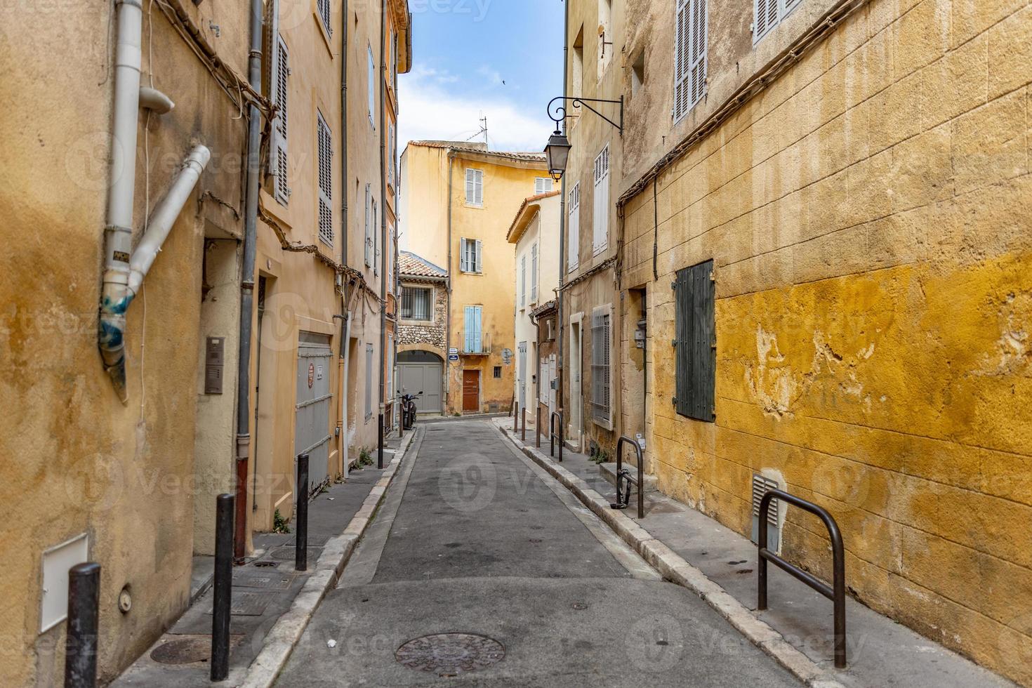 vista de calles. acogedora calle idílica con puertas y paredes coloridas. sur tradicional, edificios mediterráneos y calles estrechas foto