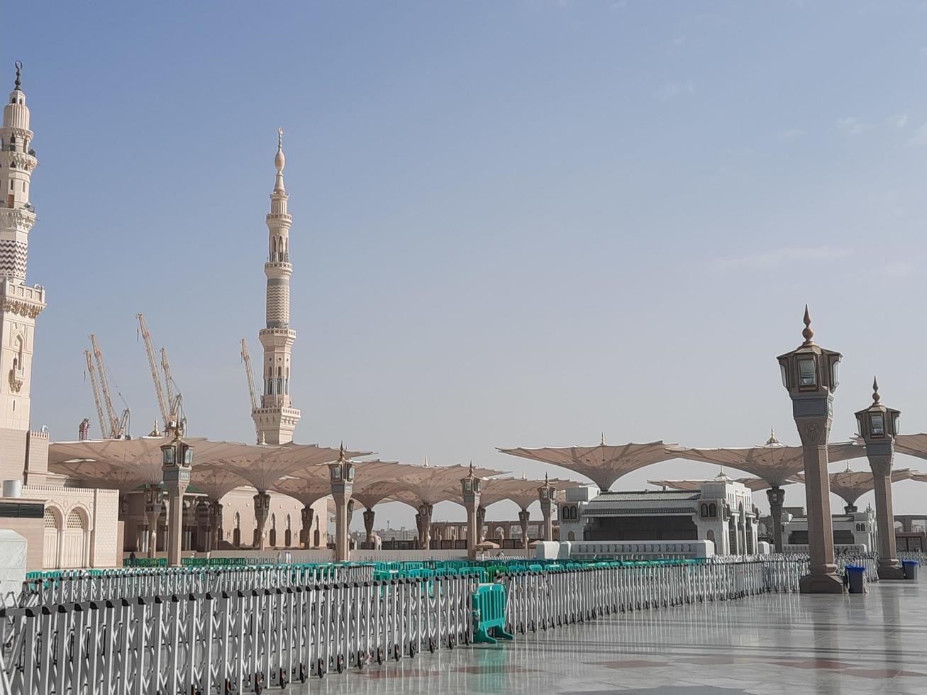 medina, arabia saudita, diciembre de 2022 - hermosa vista del patio exterior de masjid al-nabawi, medina. foto