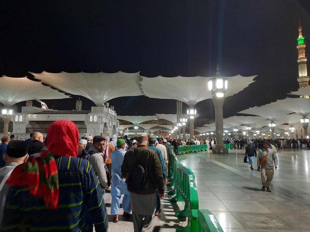 medina, arabia saudita, diciembre de 2022 - hermosa vista del patio exterior de masjid al-nabawi, medina. foto