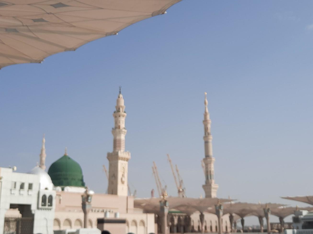 medina, arabia saudita, diciembre de 2022 - hermosa vista del patio exterior de masjid al-nabawi, medina. foto