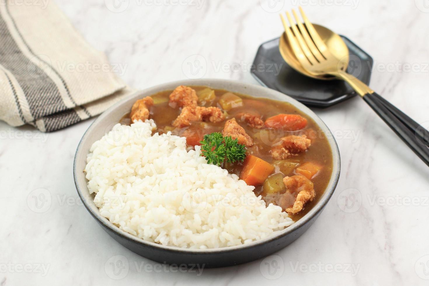 curry japonés con palomitas de maíz crujientes de pollo, patata y zanahoria foto