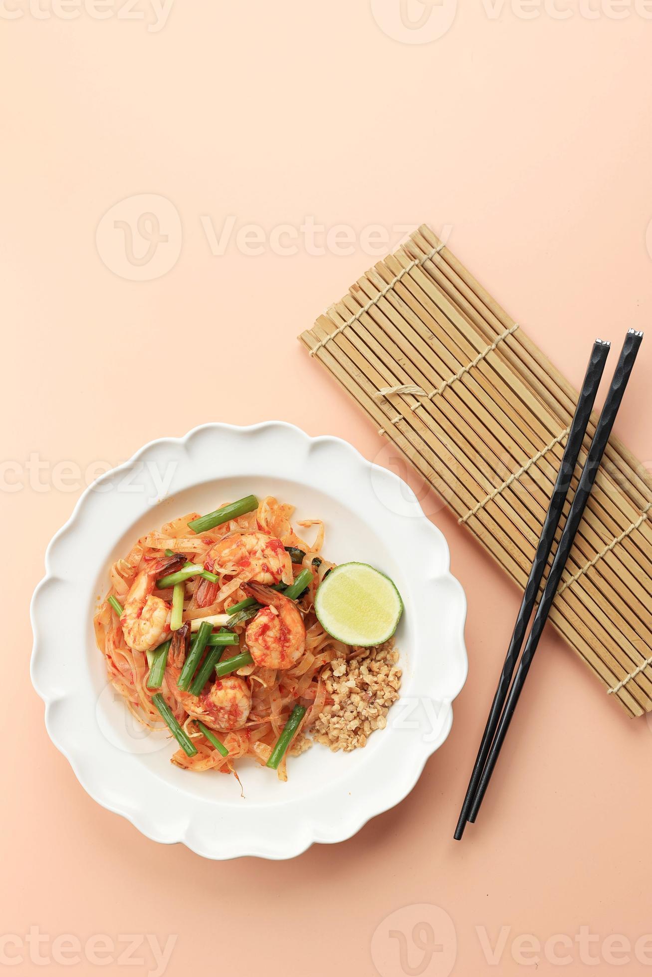 Pad Thai , Thai Style Rice Noodles with Shrimp Prawn 17187338 Stock