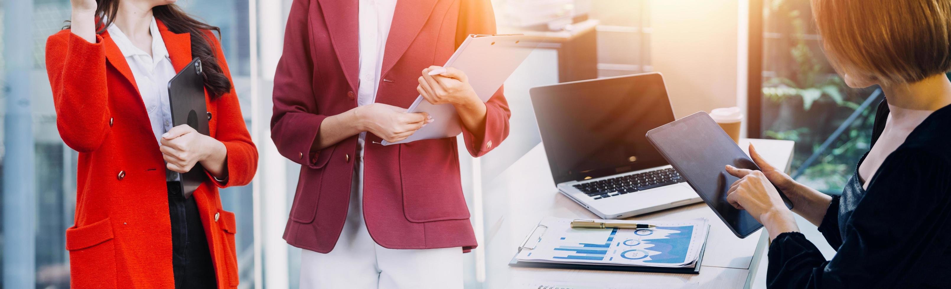 hombre de negocios y equipo analizando la tarea financiera de los estados financieros. con teléfono inteligente y computadora portátil y tableta. concepto de gestión de riqueza foto