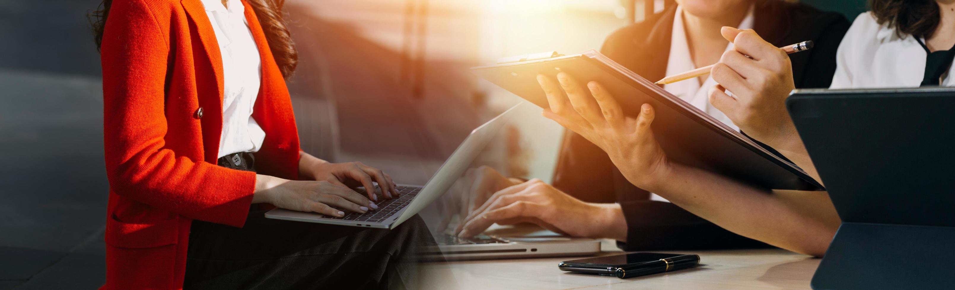 hombre de negocios y equipo analizando la tarea financiera de los estados financieros. con teléfono inteligente y computadora portátil y tableta. concepto de gestión de riqueza foto