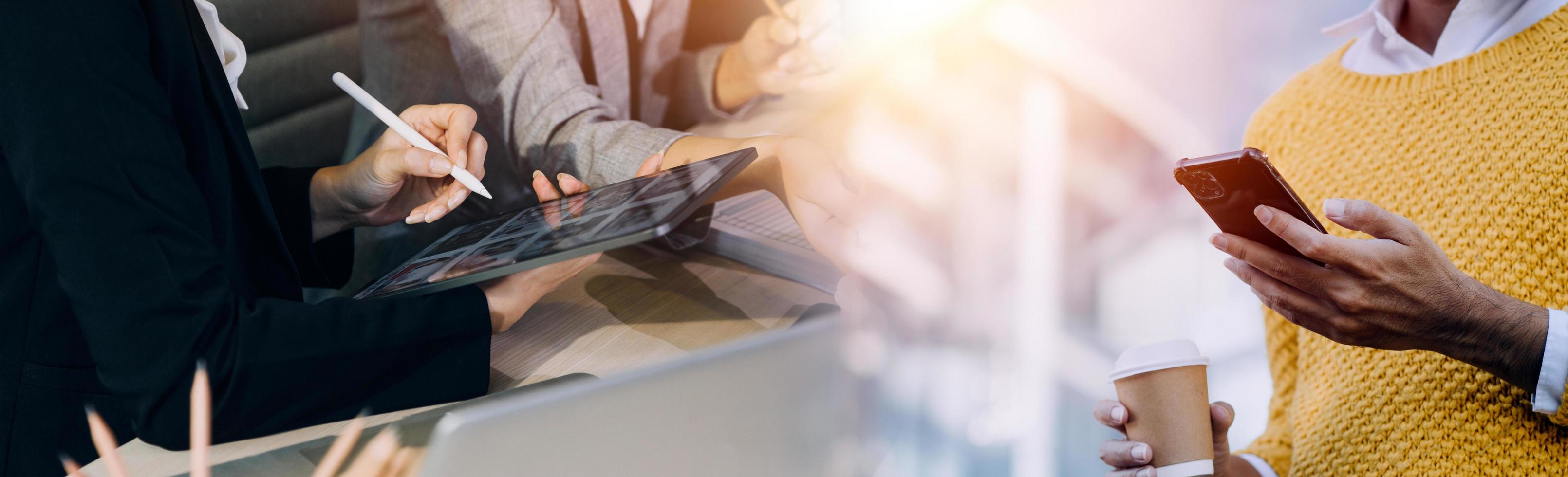 hombre de negocios y equipo analizando la tarea financiera de los estados financieros. con teléfono inteligente y computadora portátil y tableta. concepto de gestión de riqueza foto