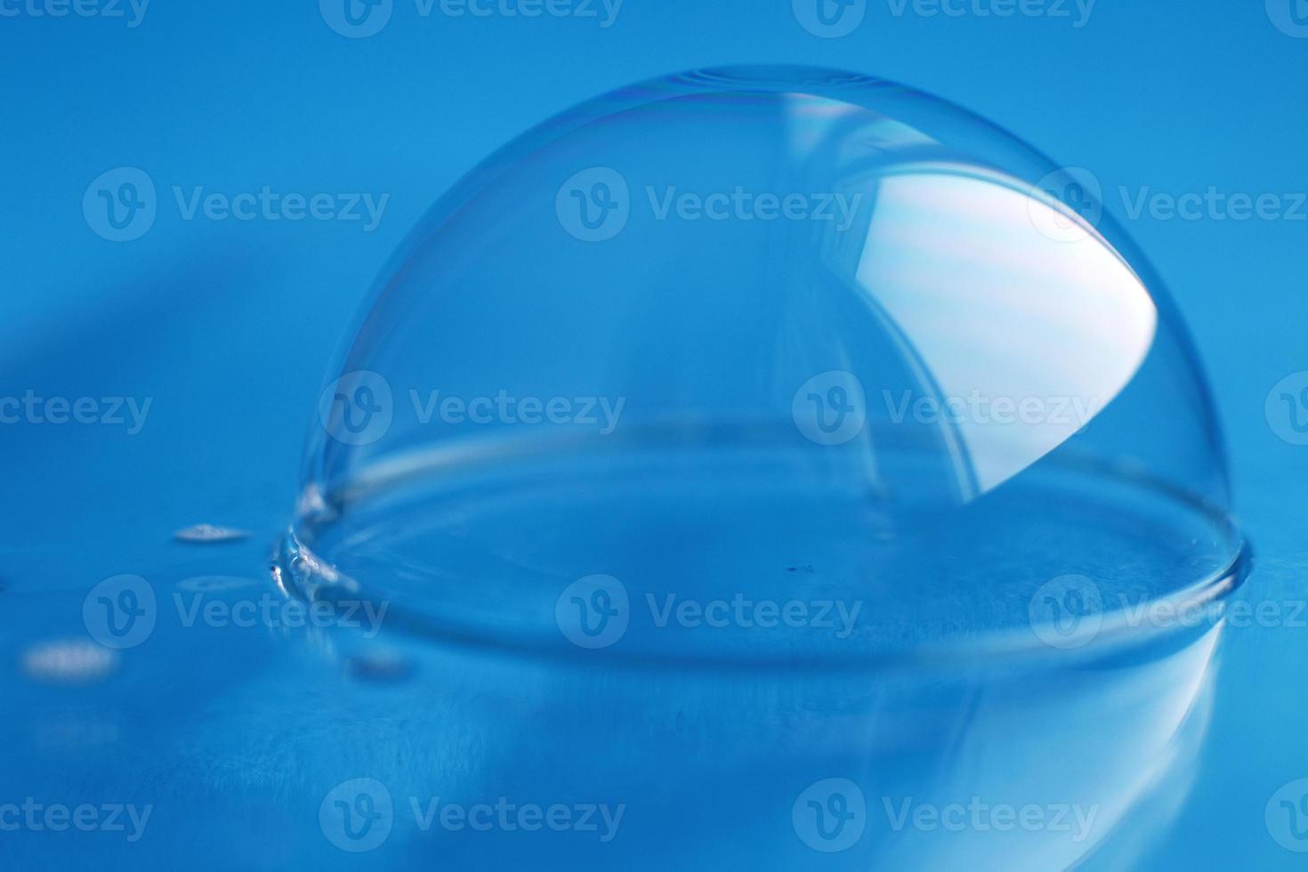 burbuja de jabón de cerca. fondo de agua azul abstracto foto
