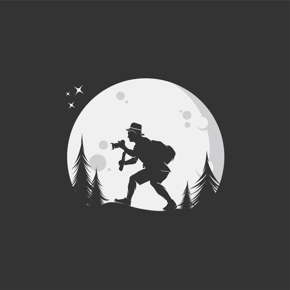 fotógrafo de aventuras masculino con diseño de logotipo de luna vector