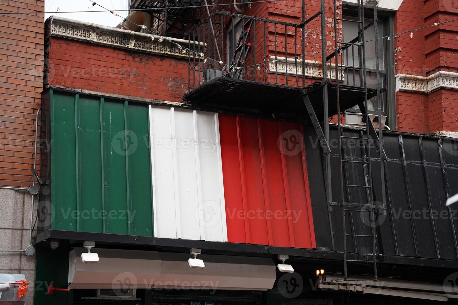 little italy nueva york edificios bandera italiana verde blanco y rojo foto