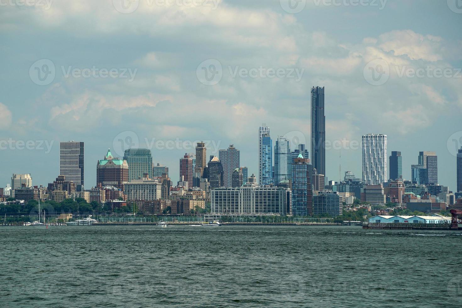 rascacielos de nueva jersey nueva york vista del paisaje urbano desde el río hudson isla de la libertad foto
