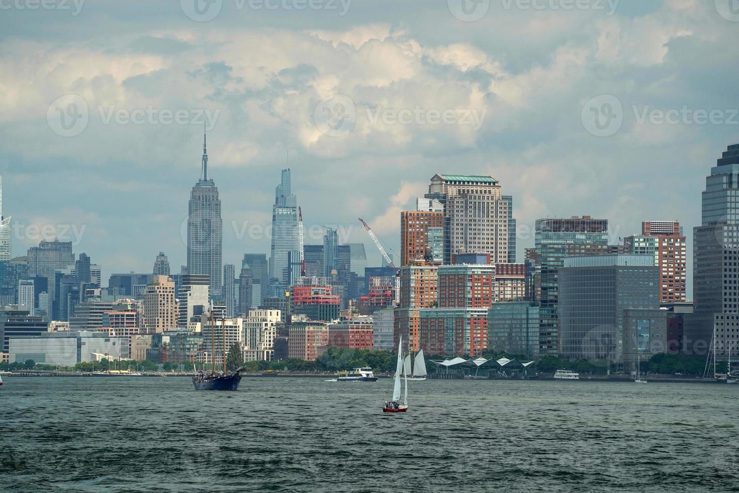 vista del paisaje urbano de nueva york desde la isla de la libertad del río hudson foto