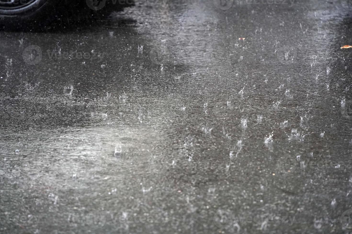 fuertes lluvias en el barrio chino de la ciudad de nueva york en la calle foto