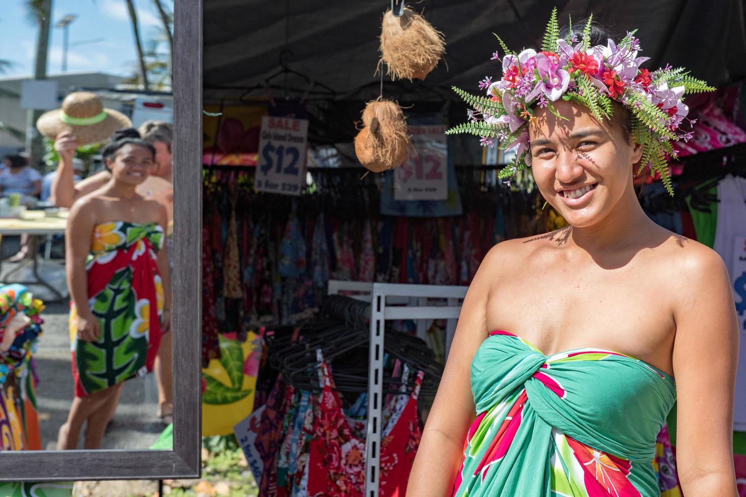 rarotonga, islas cook - 19 de agosto de 2017 - turistas y lugareños en el popular mercado de los sábados foto