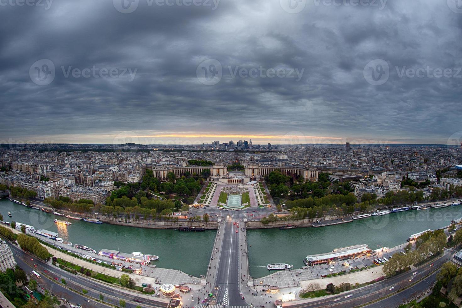 vista nocturna de parís desde la torre eiffel foto