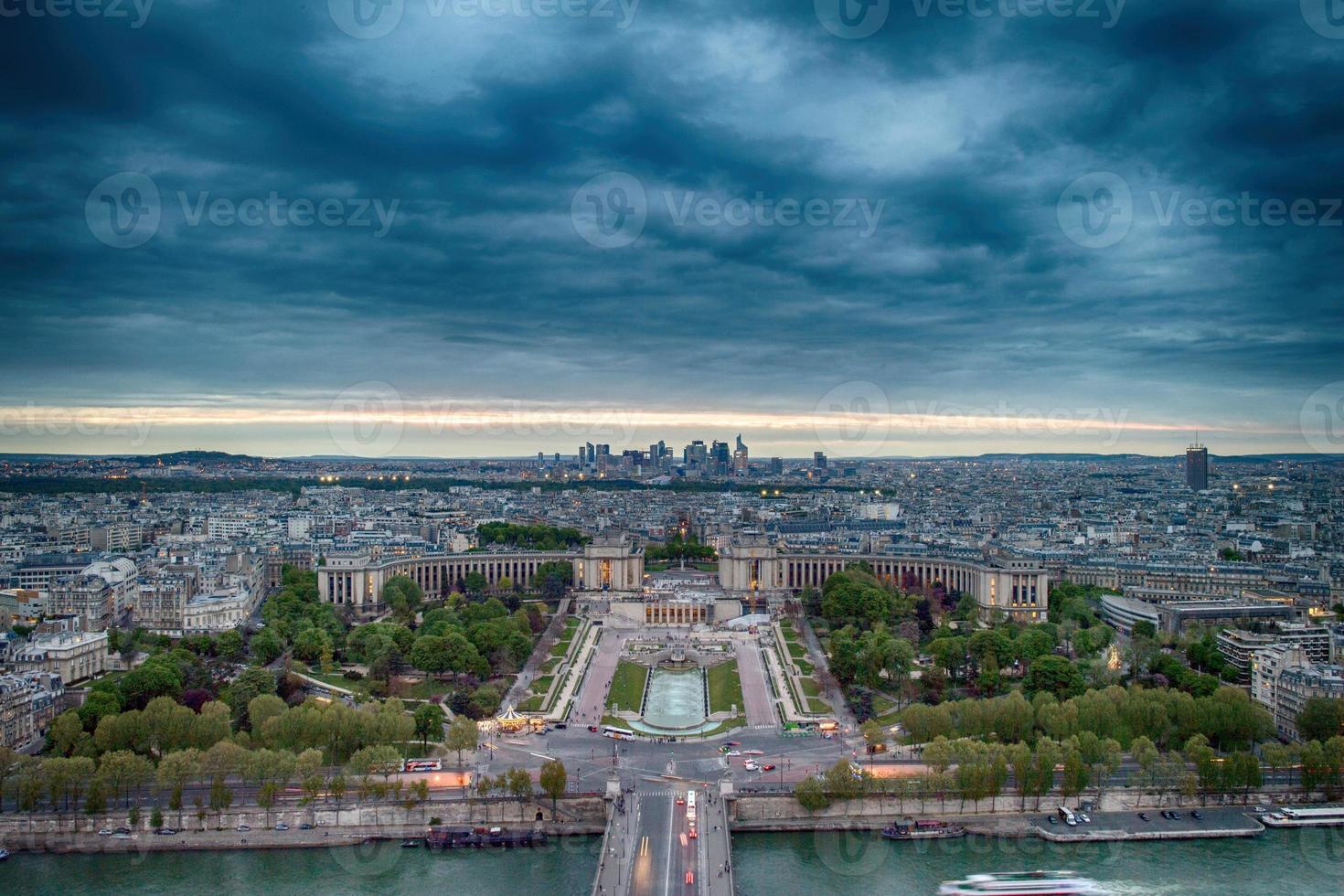 vista nocturna de parís desde la torre eiffel foto