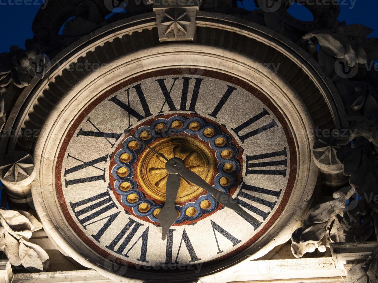 iluminado san pietro san pedro vaticano roma reloj de noche foto