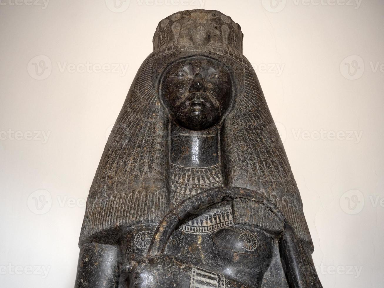 tuya estatua 18 dinastía egipto amenhotep iii novia foto