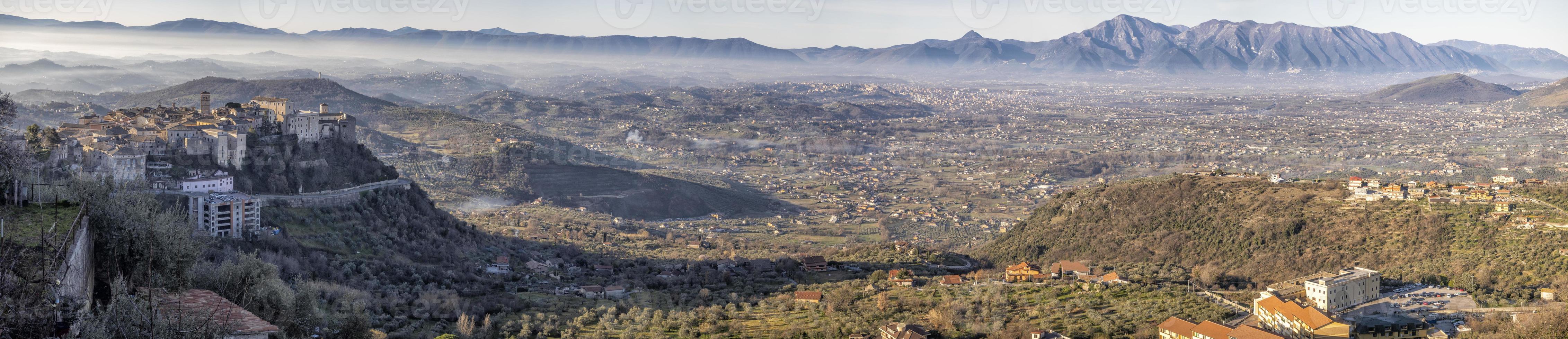 veroli pueblo medieval lacio frosinone enorme valle paisaje foto