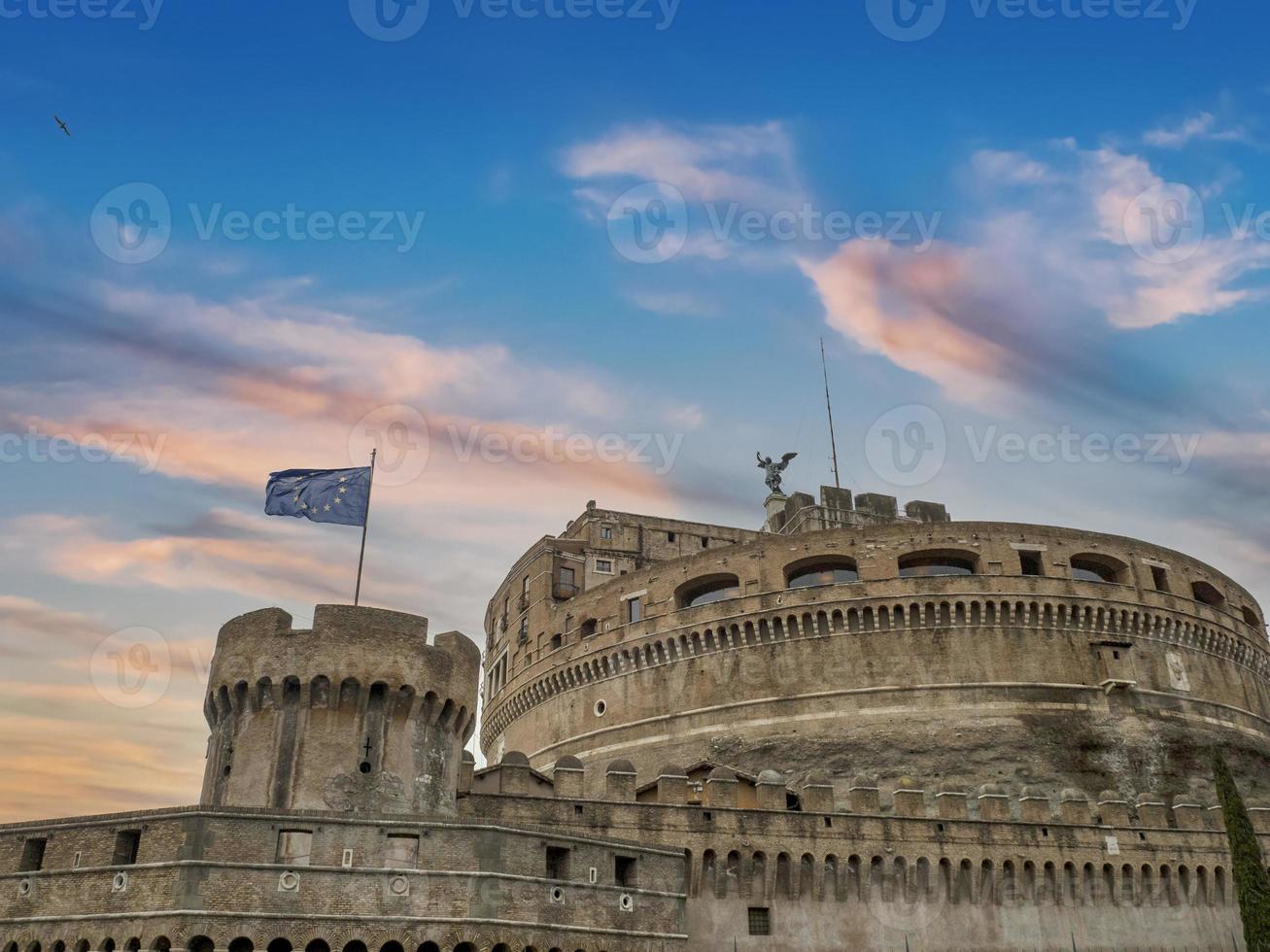 bandera de la ue ondeando en castel sant angelo roma foto