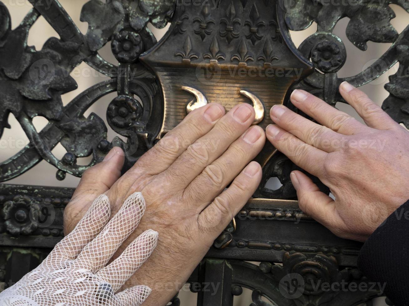 mano tocando el símbolo de tres bolas de la capilla colleoni foto