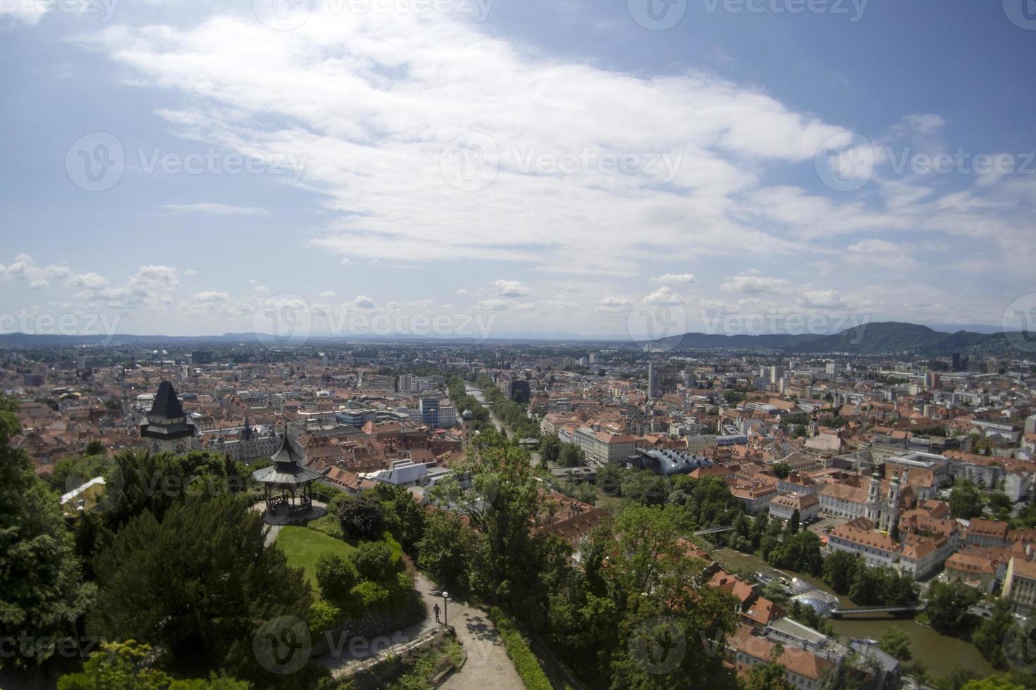 panorama aéreo de graz austria desde la torre del reloj foto