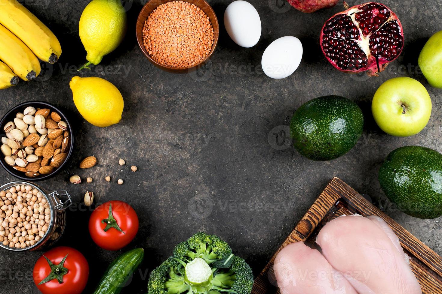 concepto de dieta de alimentos de nutrición saludable. carne, verduras, frutas y productos de frijol en el fondo de la mesa de pizarra. vista superior, endecha plana, espacio de copia foto