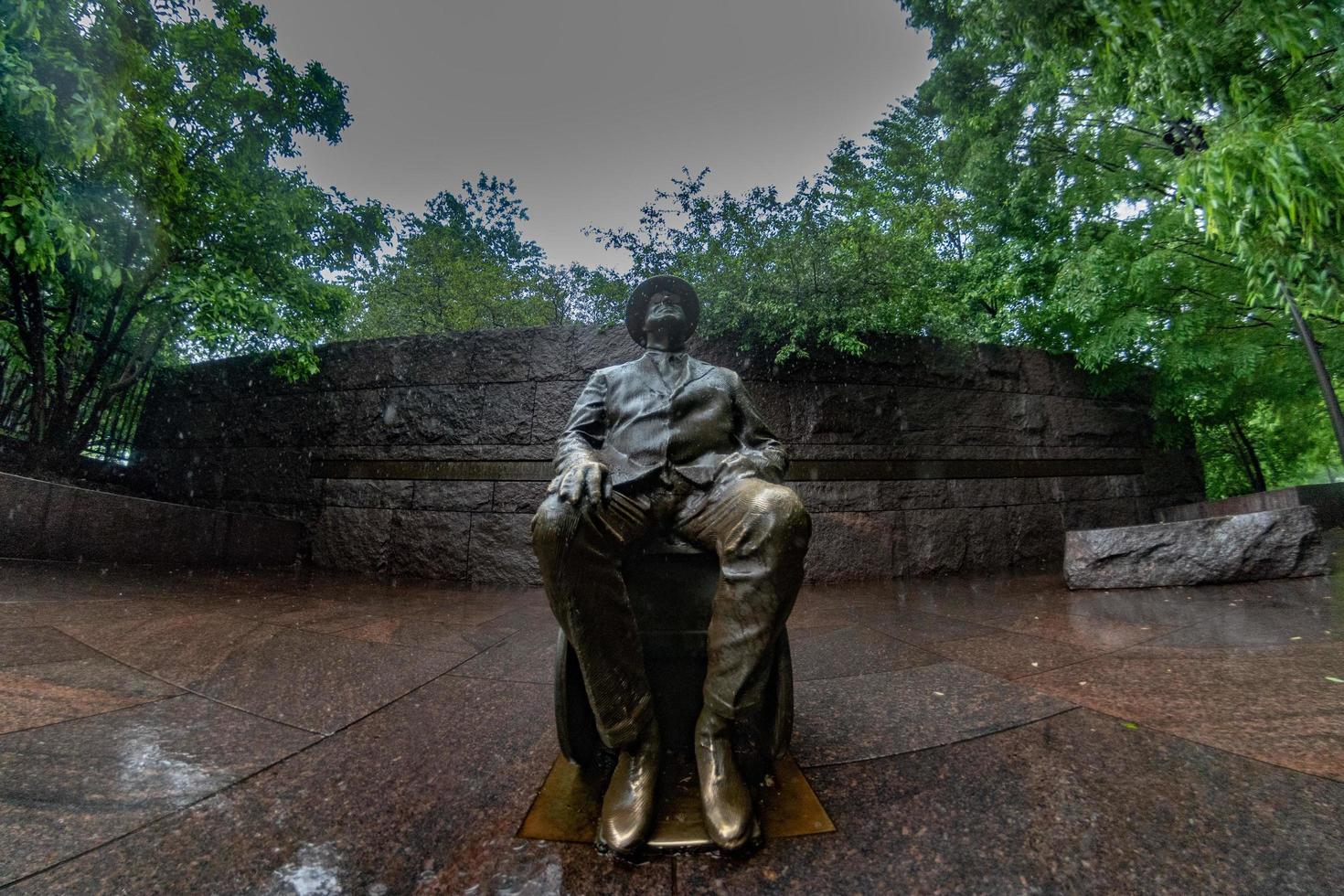 Washington DC, Estados Unidos - 17 de mayo de 2018 - estatua conmemorativa de Roosevelt bajo la lluvia en DC foto