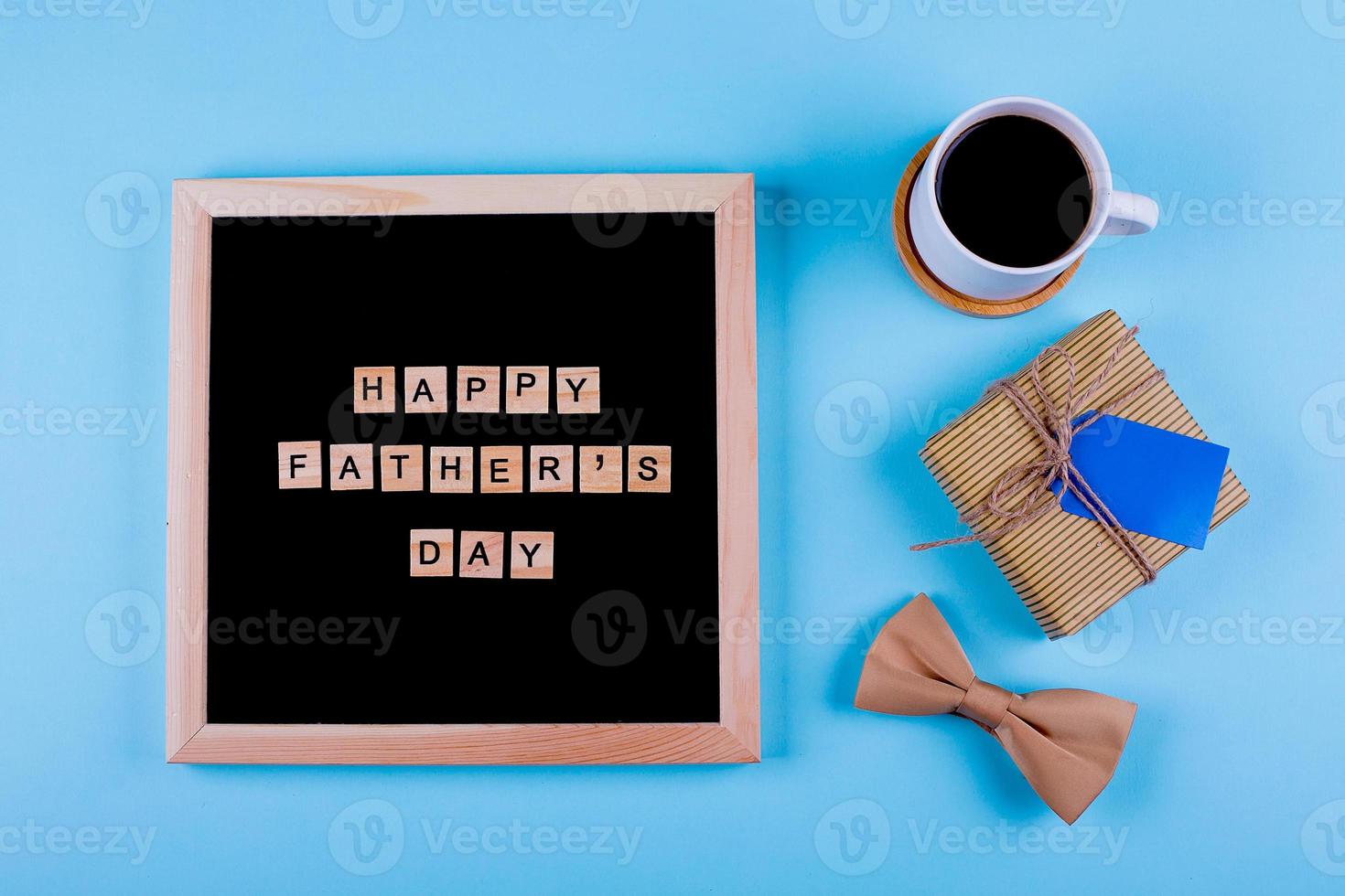 tablero de cartas, taza de café, regalo con blanco vacío y corbatín. concepto de feliz día del padre. foto