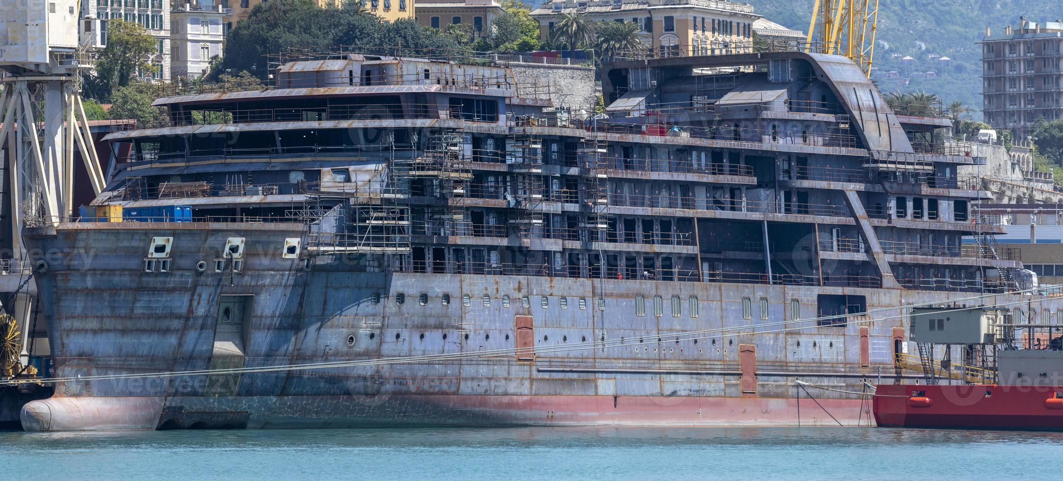 barco en construcción en el puerto foto