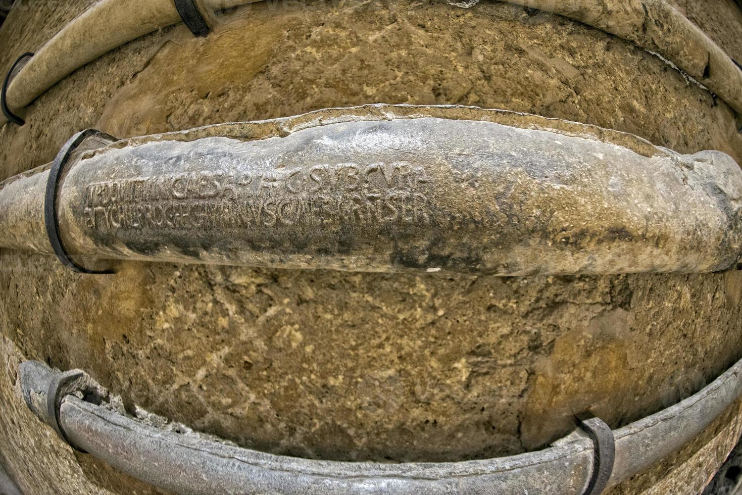 tubo de plomo antiguo romano en la pared de ladrillo foto