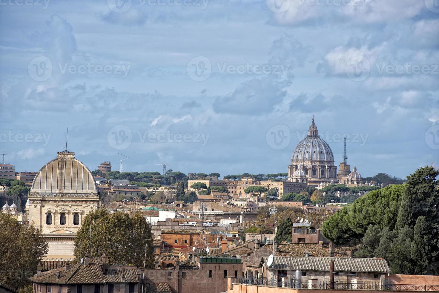 vista de roma con la cúpula de san pedro vaticano foto