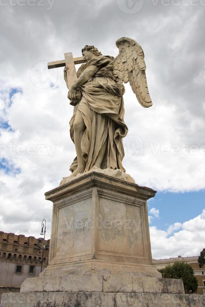 ángel estatua de mármol sosteniendo una cruz foto