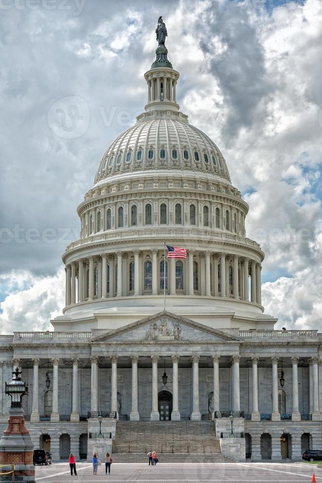 detalle del capitolio de washington dc en el cielo nublado foto