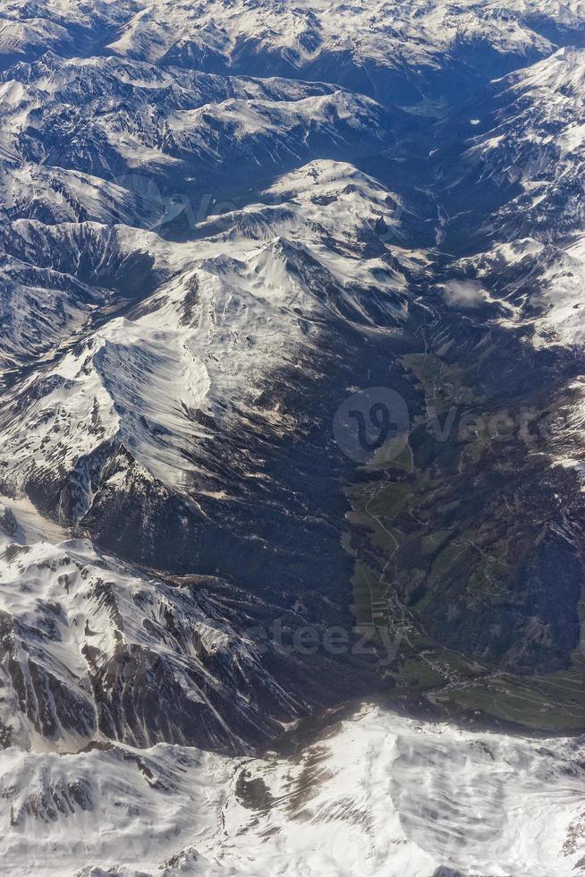 vista aérea de los alpes desde un avión foto