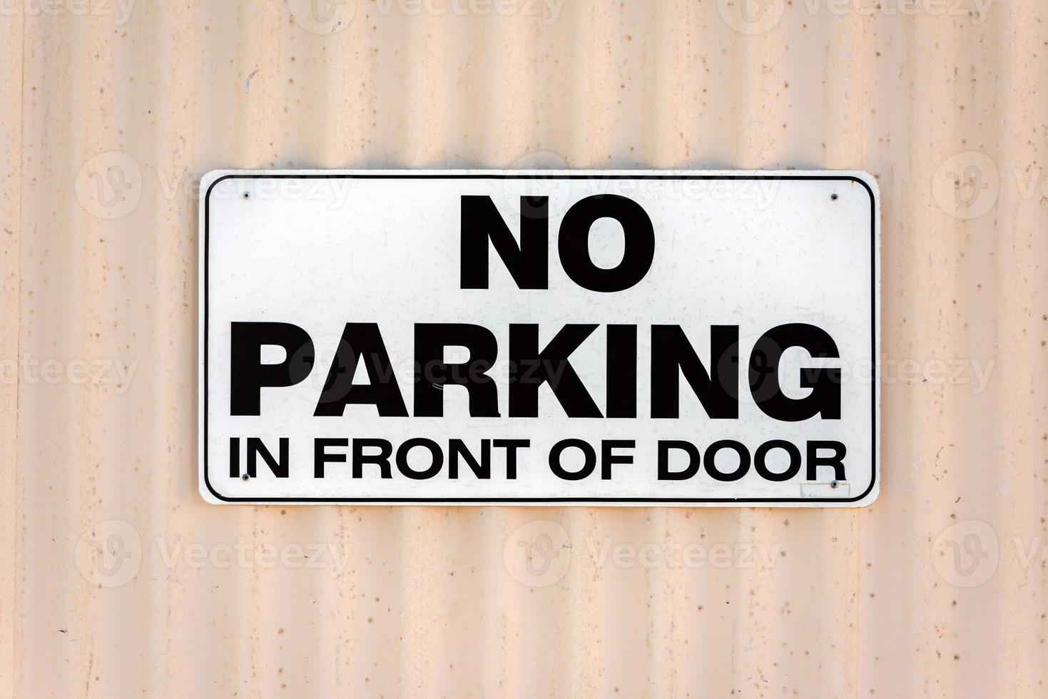 no parking in front of door sign photo