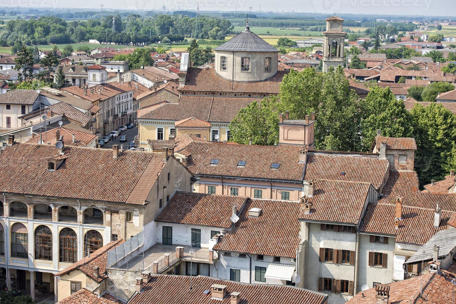 tejas de techo de pueblo medieval italiano foto