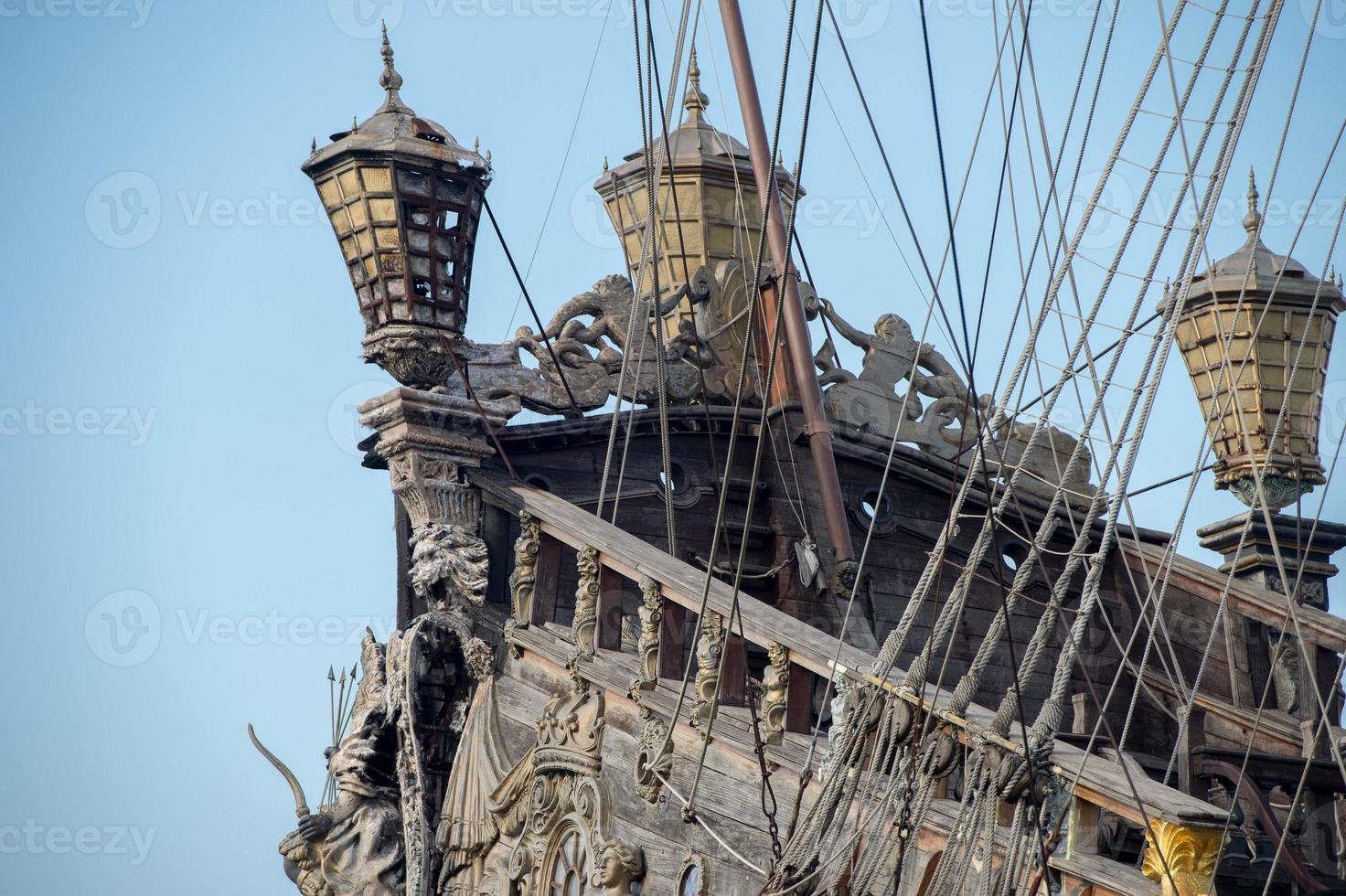 esculturas y decoración en barco pirata foto