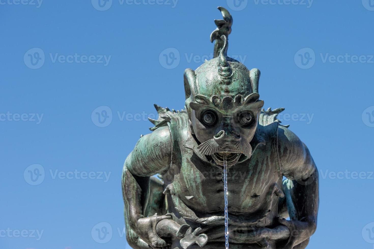 estatua de la fuente en forma de gollum en florencia foto