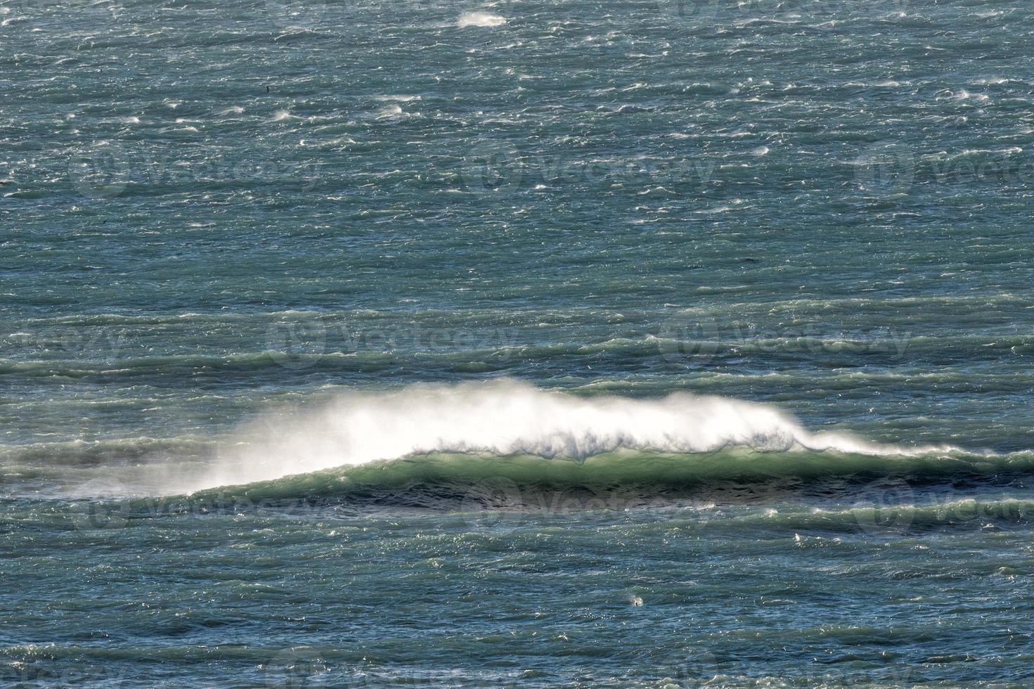 olas del océano atlántico en patagonia foto